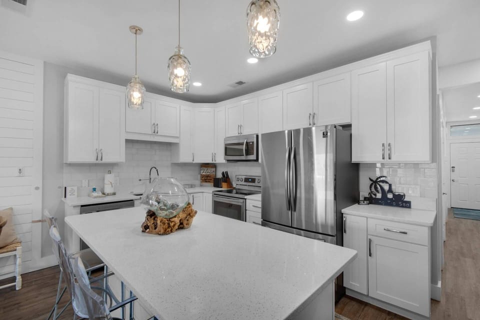 Nice sized kitchen island for cooking, and entertaining