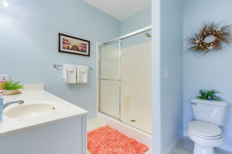 En-Suite Bathroom | Towels Provided | Complimentary Toiletries | Hair Dryer