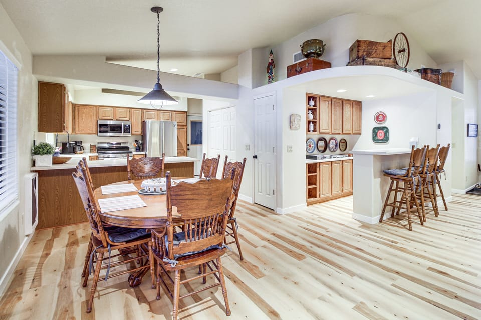 Dining Area | Dishes & Flatware Provided