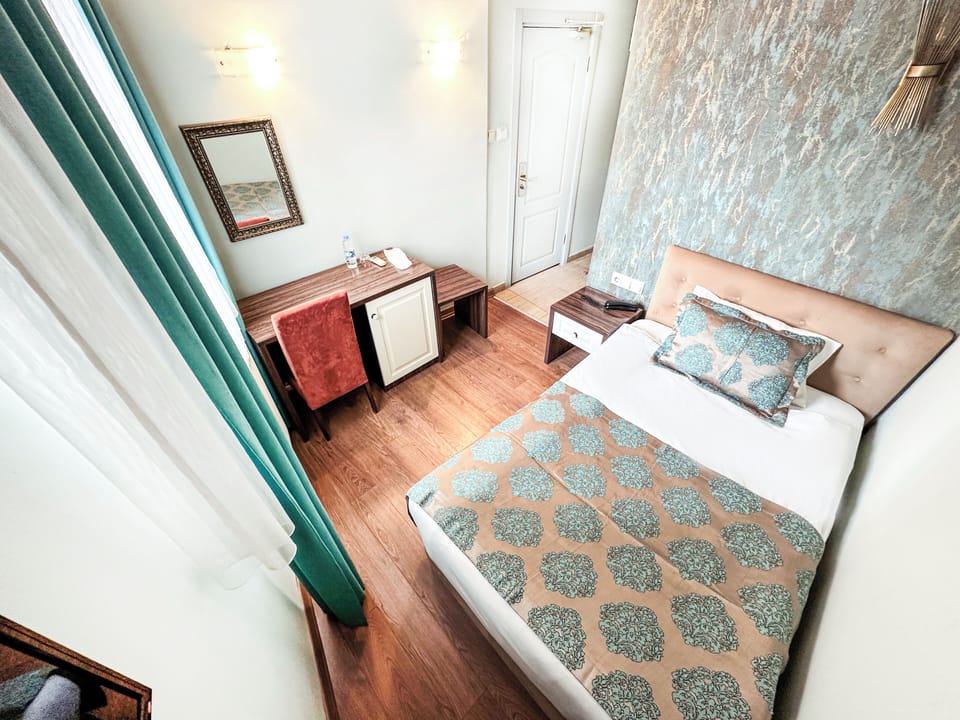 Comfort Single Room | Hypo-allergenic bedding, minibar, in-room safe, desk