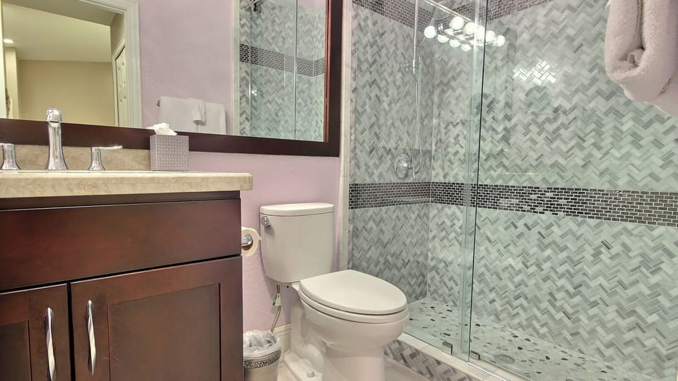 Full Guest Bath - Ground Floor