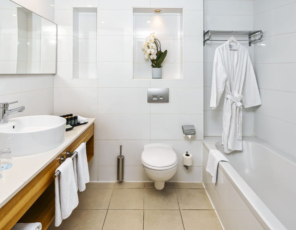 Deluxe Room, Balcony, Sea View | Bathroom | Bathtub, slippers, towels