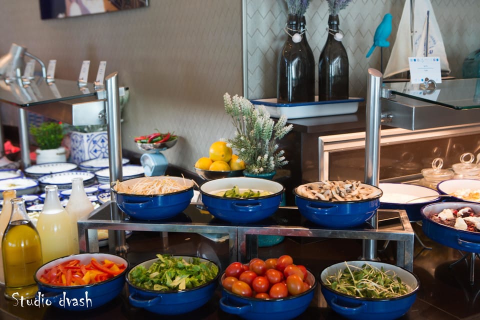 Buffet breakfast for a fee on weekdays