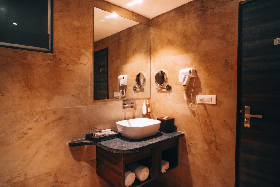Premium Room | Bathroom | Shower, free toiletries, slippers, towels