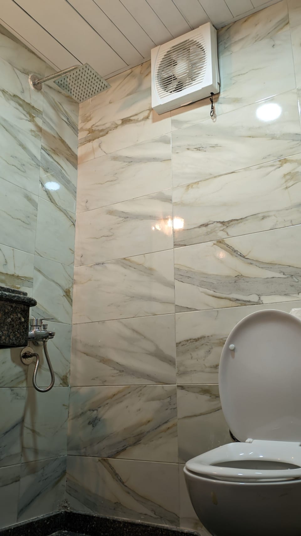 Combined shower/tub, free toiletries, towels