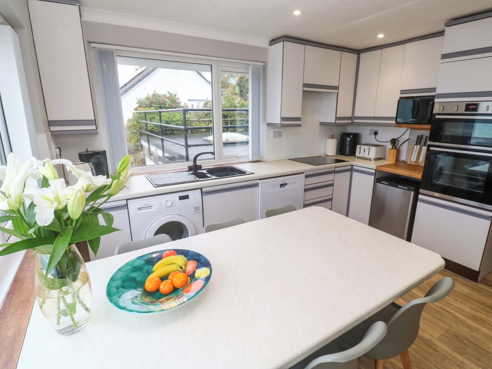 Cottage | Private kitchen | Fridge, microwave, dishwasher, electric kettle