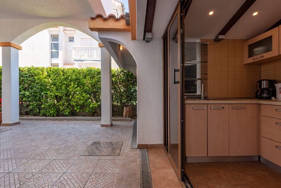 Microwave, oven, dishwasher, coffee/tea maker