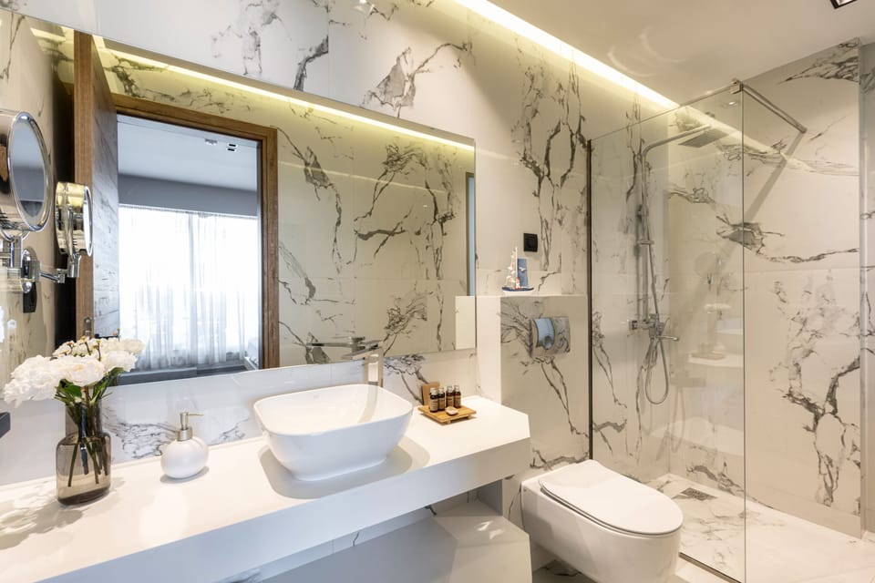 Sea View Junior Suite | Bathroom | Shower, rainfall showerhead, free toiletries, hair dryer