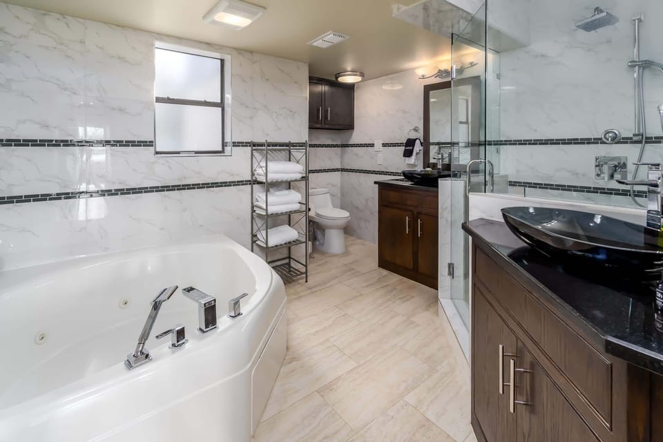 Master Suite Ensuite with soaking tub.