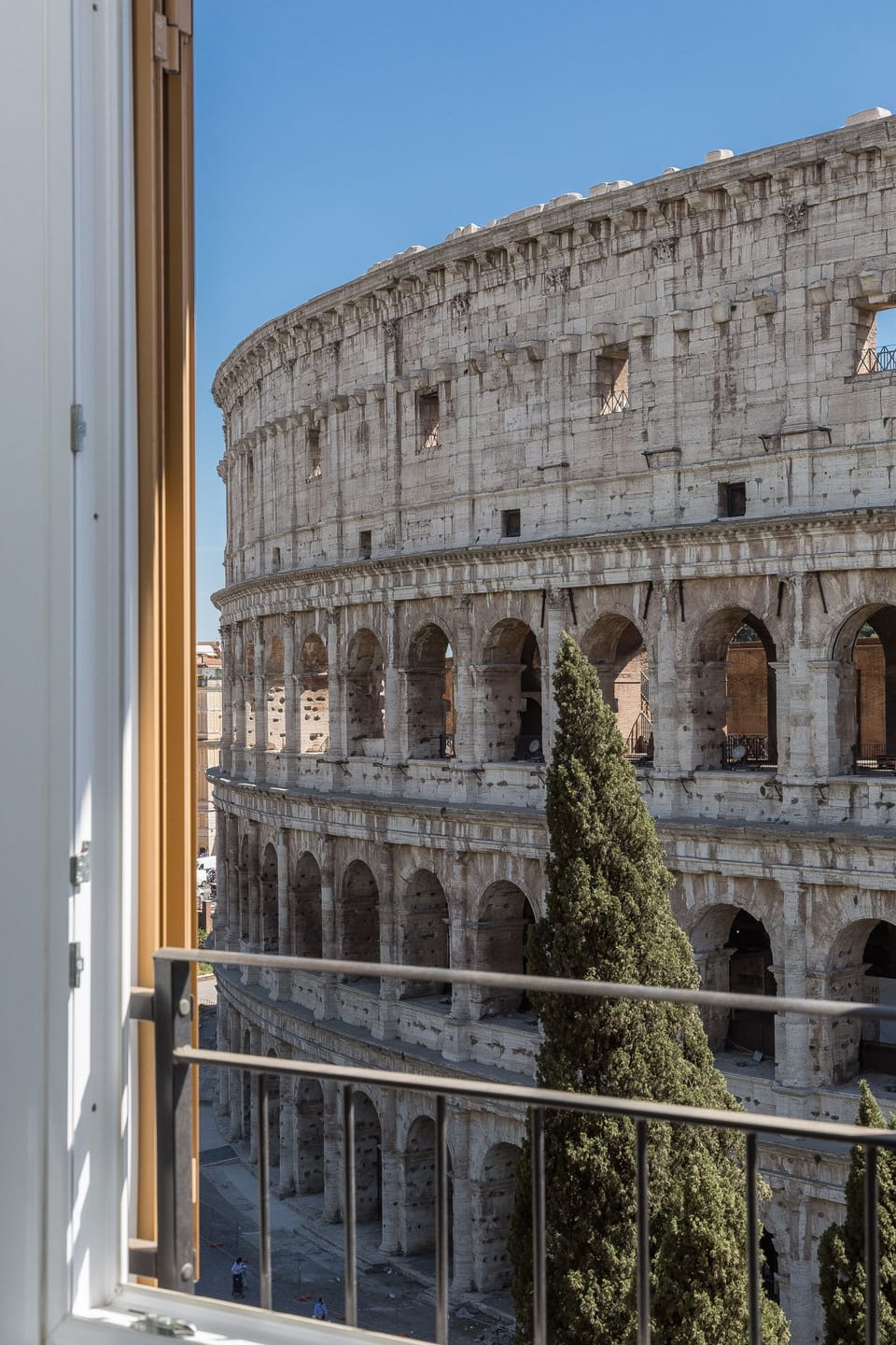 The apartment overlooks the Colosseum, which is visible from all the windows. 