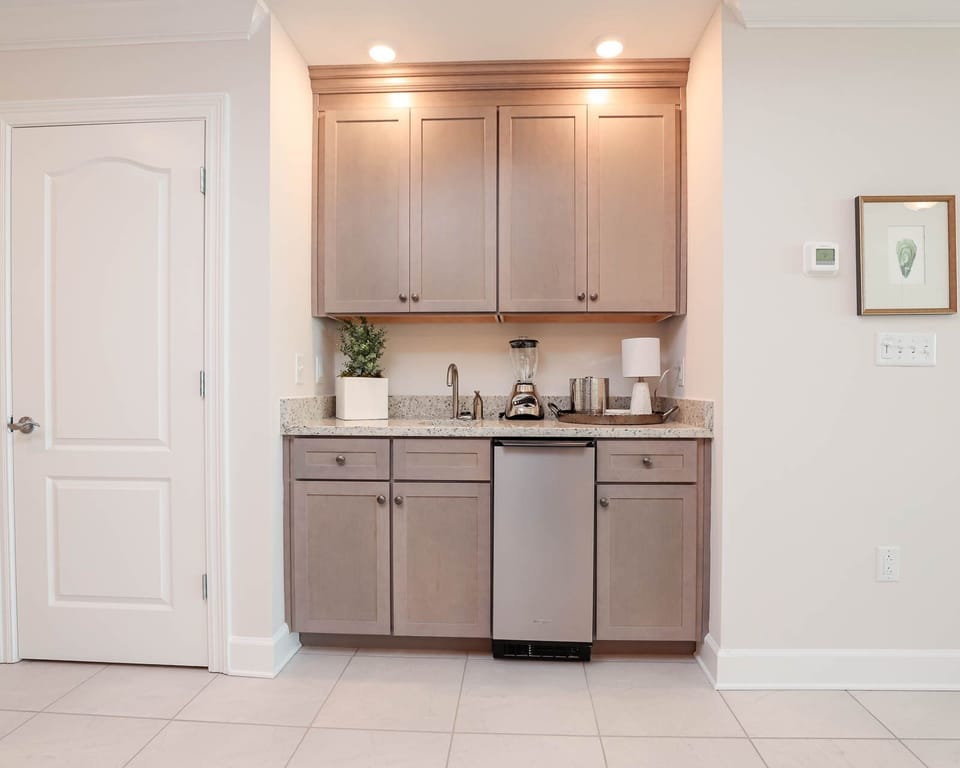 Blend smoothies at the wet bar, chill drinks in the stainless fridge, or grab snacks for the beach