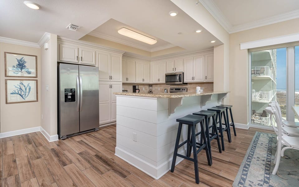 Wake up with morning coffee at the breakfast bar and get ready for a beach day in this stylish space