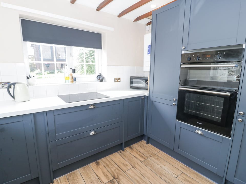 Cottage | Private kitchen | Fridge, microwave, dishwasher, electric kettle