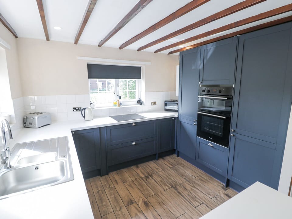 Cottage | Private kitchen | Fridge, microwave, dishwasher, electric kettle