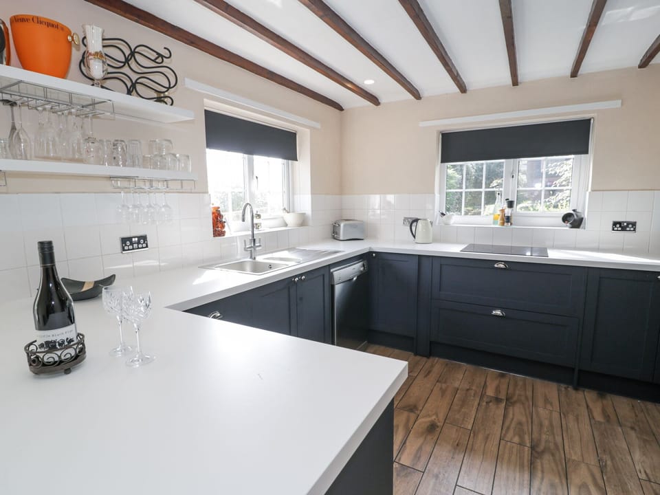 Cottage | Private kitchen | Fridge, microwave, dishwasher, electric kettle