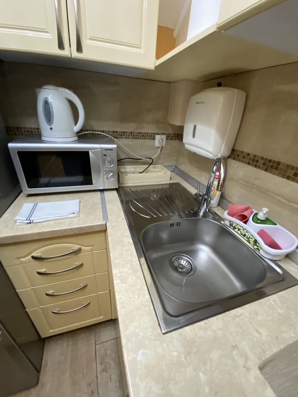 Deluxe Studio Suite | Private kitchen | Espresso maker, coffee/tea maker, full-size fridge, microwave