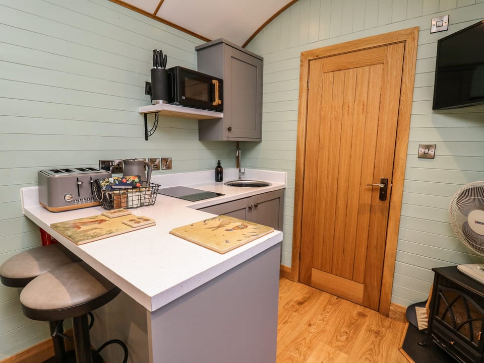 Cottage | Private kitchen | Fridge, microwave, electric kettle, cookware/dishes/utensils