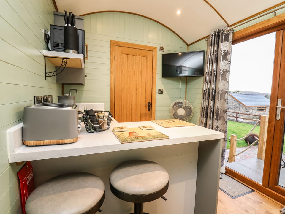 Cottage | Private kitchen | Fridge, microwave, electric kettle, cookware/dishes/utensils