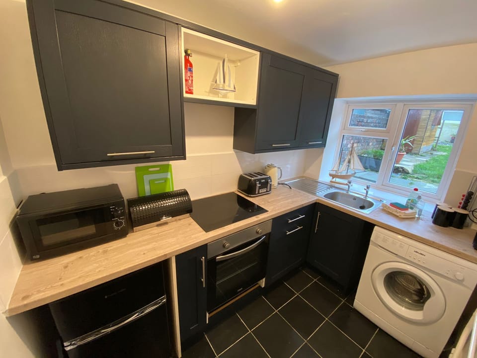 Fully equipped Kitchen with Convection Hob & Washing Machine