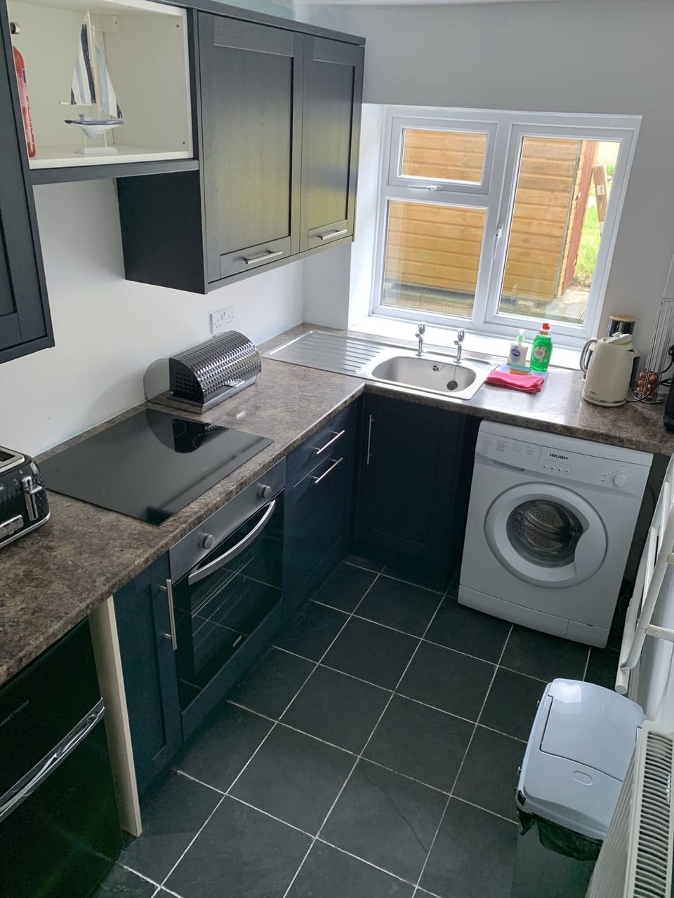 Fully Fitted Kitchen with Nespresso Coffee Machine