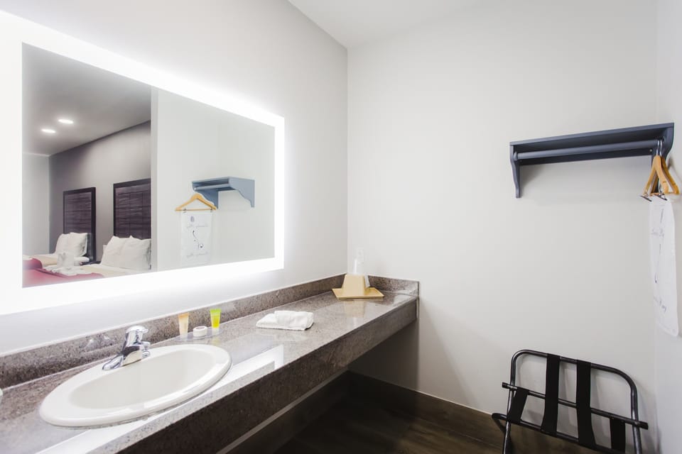 Standard Double Room | Bathroom | Combined shower/tub, towels, soap, shampoo