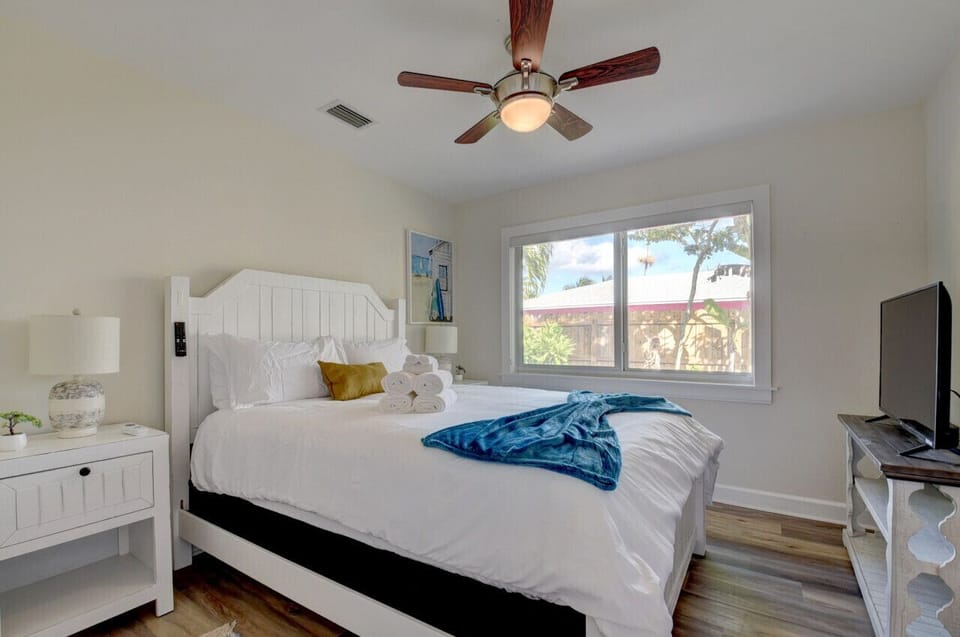 Bedroom 3 with Queen Bed