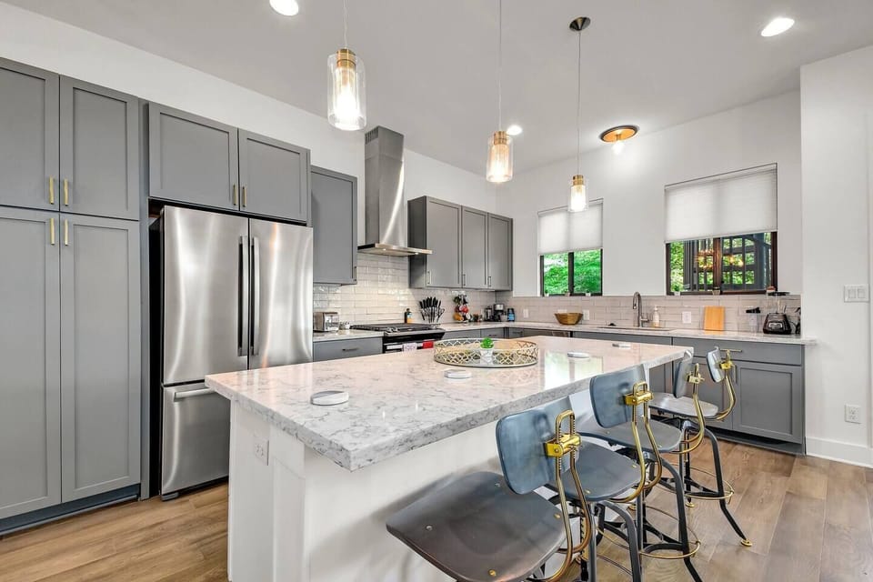 A fully equipped and stocked kitchen with elegant countertops is perfect for all your cooking needs!