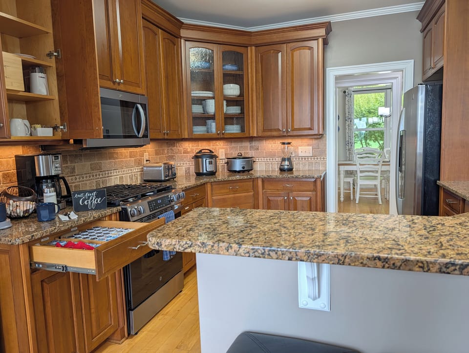 Fully stocked kitchen with everything you need—no ‘starter pack’ shortcuts.