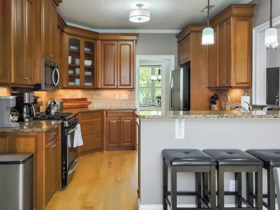 Fully stocked kitchen with everything you need—no ‘starter pack’ shortcuts.
