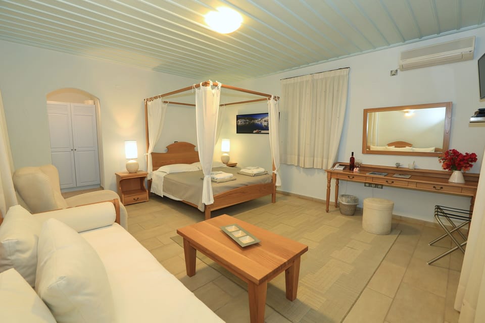 Hypo-allergenic bedding, pillowtop beds, in-room safe