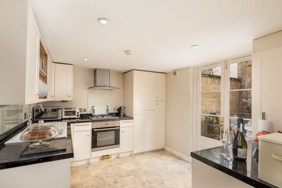 Deluxe House, Private Bathroom, City View | Shared kitchen | Highchair