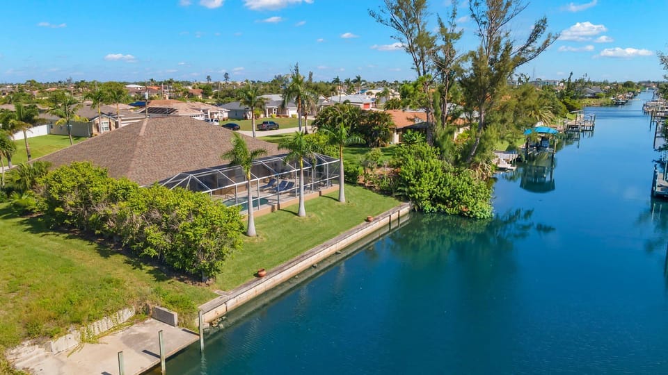 The canal behind the house is great for watching boaters & spotting marine wildlife