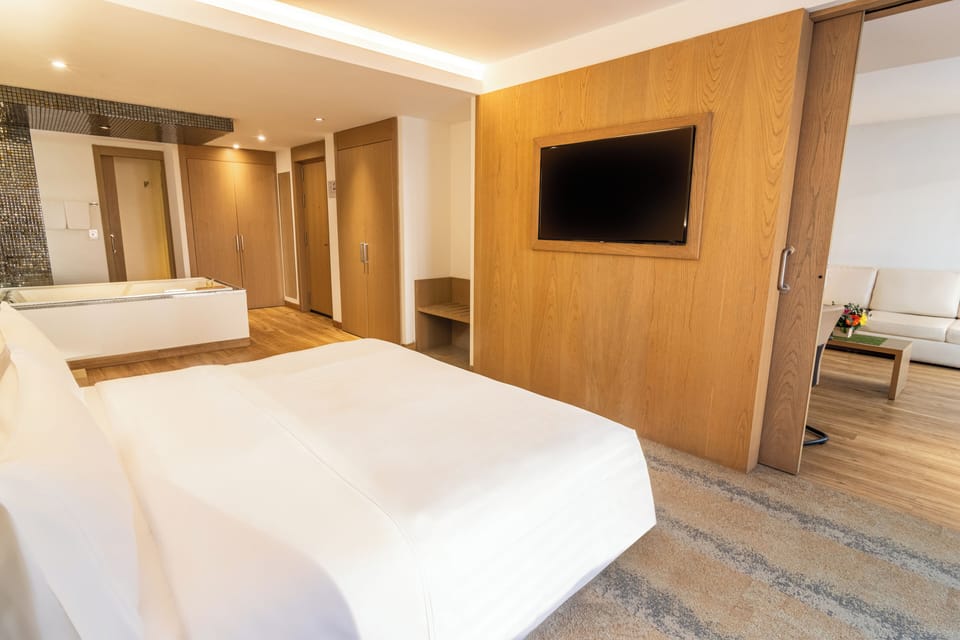 Master Suite | Premium bedding, minibar, in-room safe, desk
