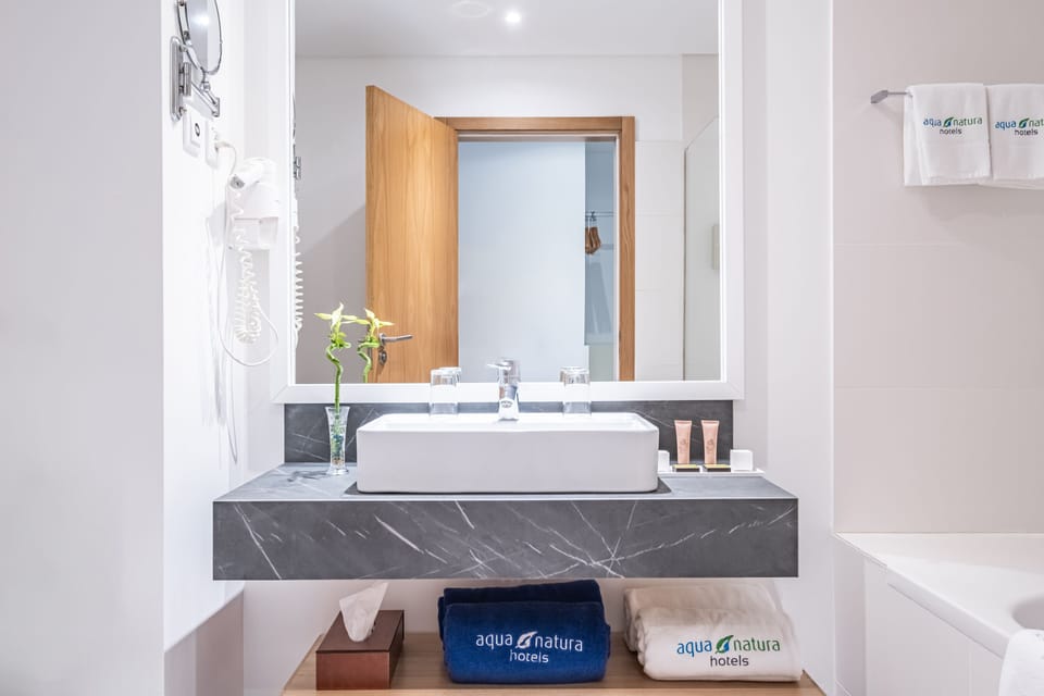 Comfort Twin Room | Bathroom | Rainfall showerhead, free toiletries, hair dryer, bathrobes