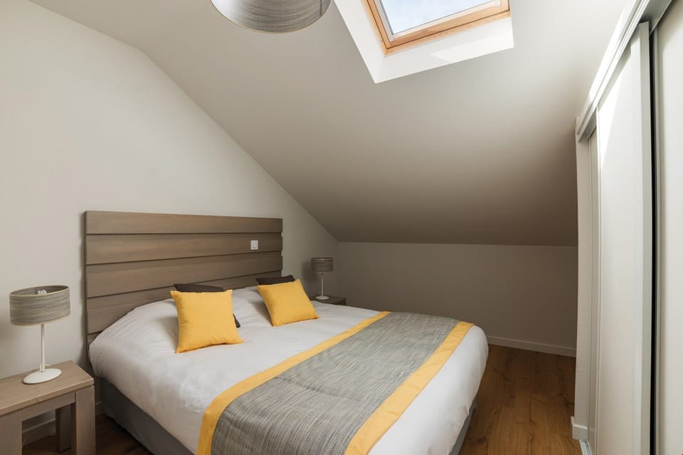 Beautiful and contemporary sleeping arrangements for 2 (Bedding configurations may vary per unit)