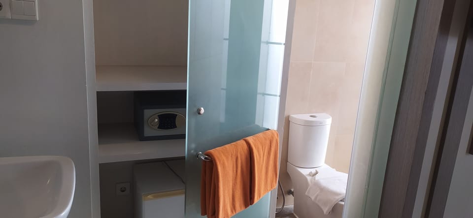 Superior Twin Room | Bathroom | Shower, rainfall showerhead, free toiletries, slippers
