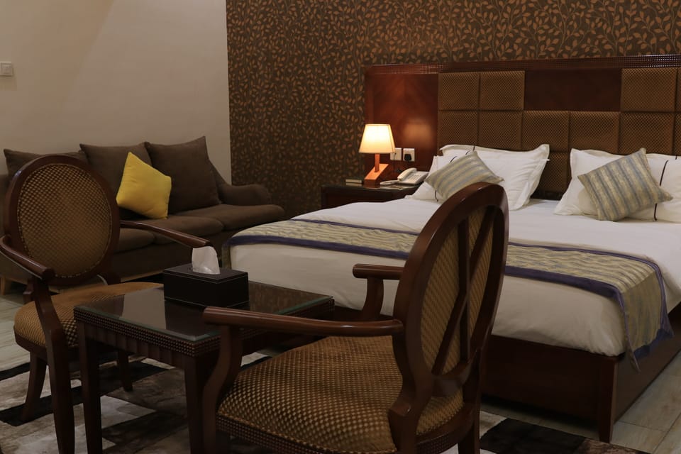 Junior Studio Suite, 1 King Bed, City View | Living area | TV
