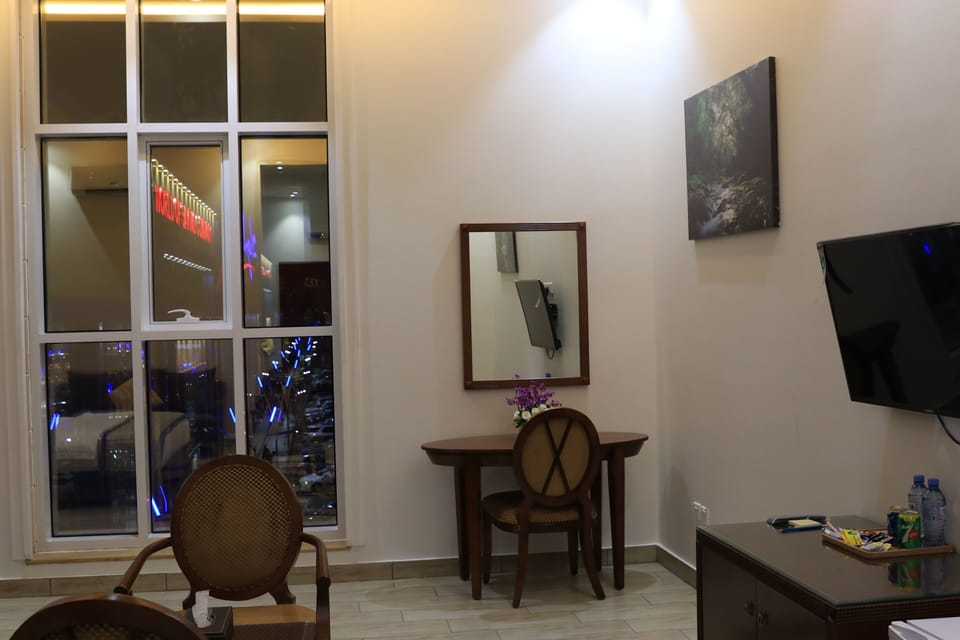 Junior Studio Suite, 1 King Bed, City View | Terrace/patio