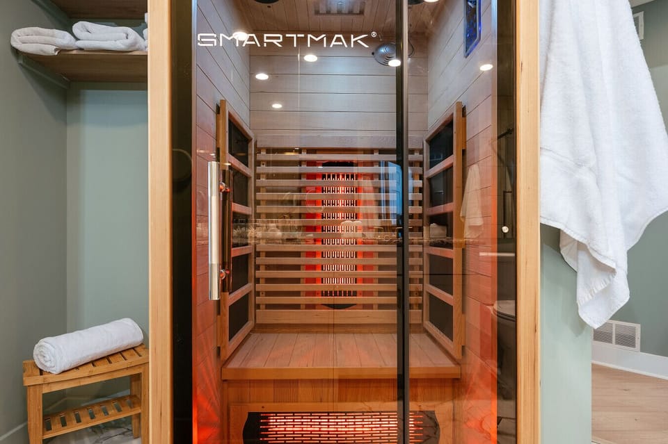Relax and rejuvenate in this modern SMARTMAK infrared sauna, the ultimate wellness addition to your stay. 🧘‍♂️🔥