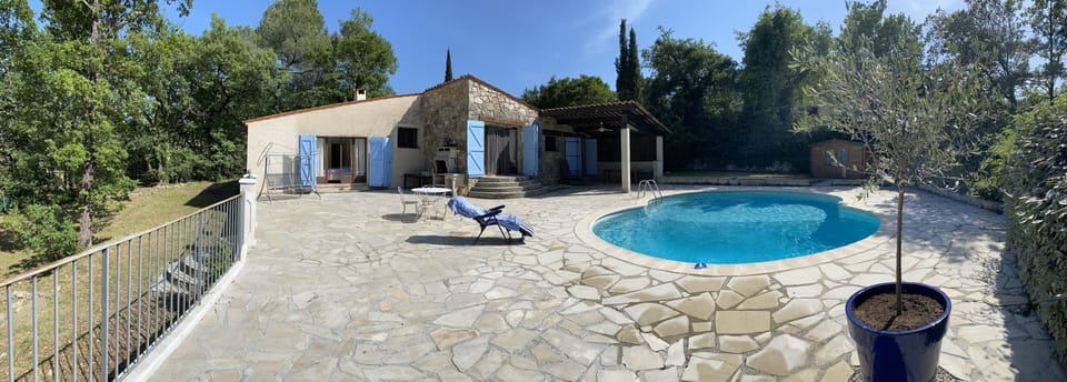 Vue piscine et villa vers le sud 