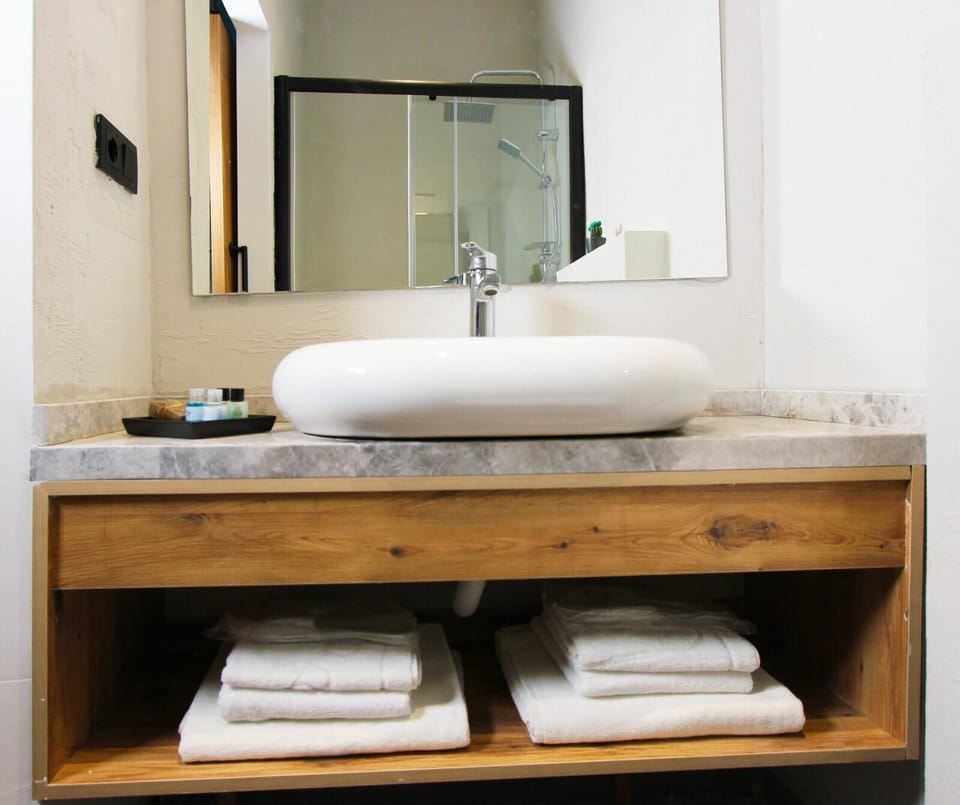 Shower, hydromassage showerhead, free toiletries, hair dryer