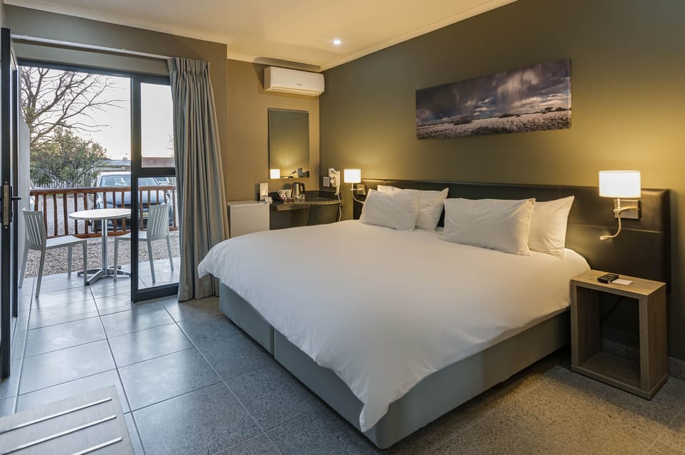 Executive Room | In-room safe, desk, laptop workspace, blackout drapes