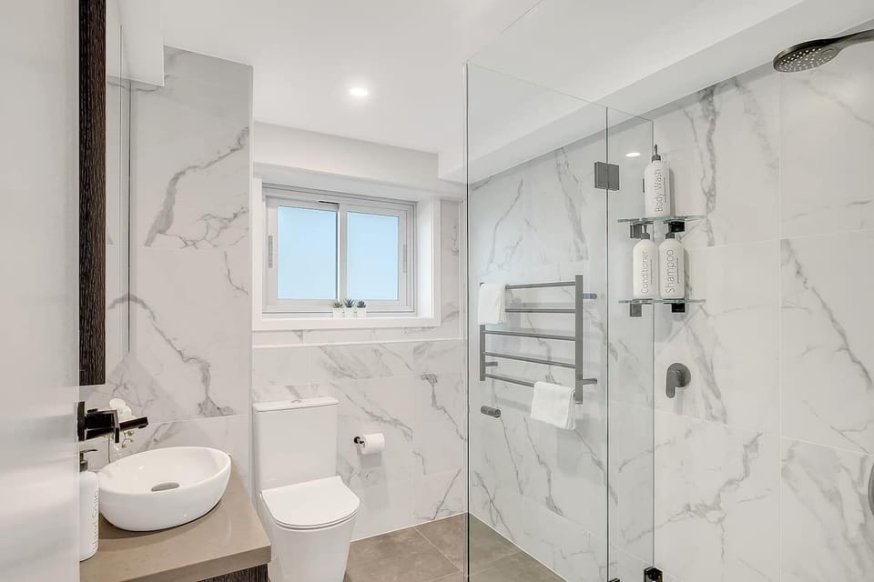 'Bridgeview' - Luxurious 2 Bedroom Apartment w/ expansive Harbour Bridge Views, Completely Renovated Apartment From Head to toe & free onsite parking!