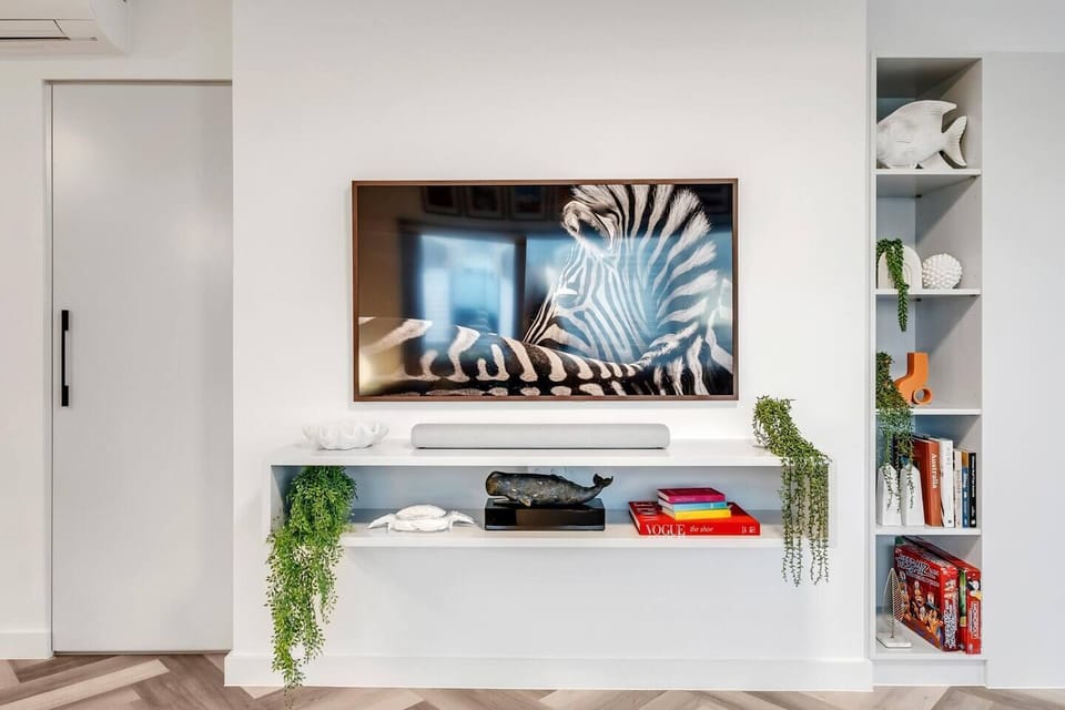 'Bridgeview' - Luxurious 2 Bedroom Apartment w/ expansive Harbour Bridge Views, Completely Renovated Apartment From Head to toe & free onsite parking!