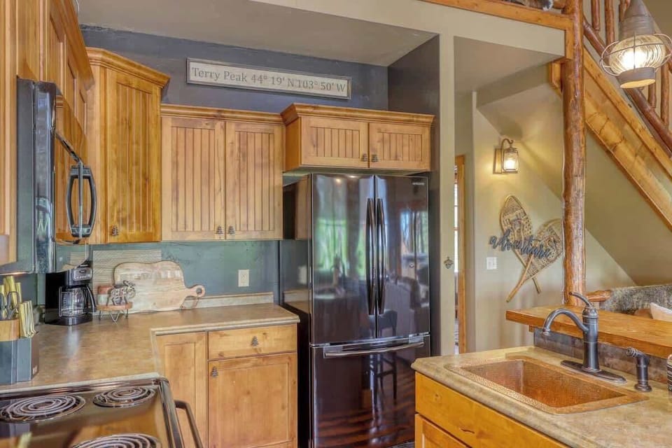 Fully equipped kitchen with copper sink