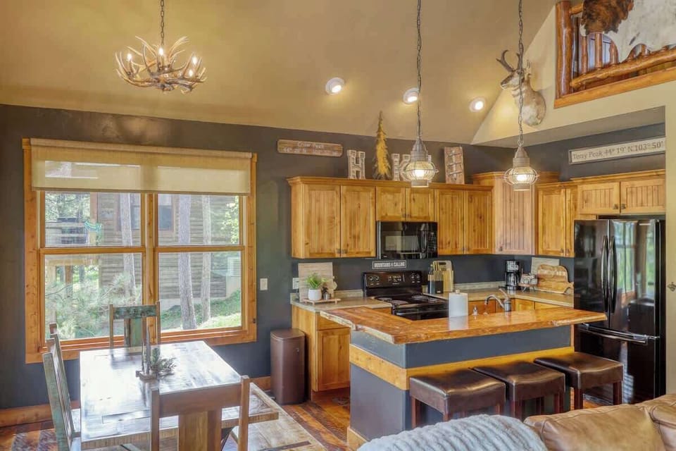Dining room with seating for 6 plus bar stool seating 