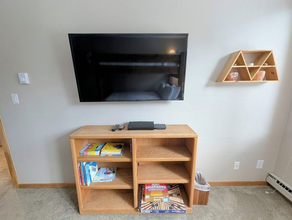 Guest bunk room - Put a movie on for the kids after a long day on the slopes!