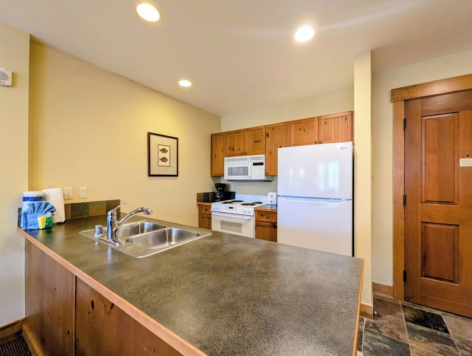 Full kitchen