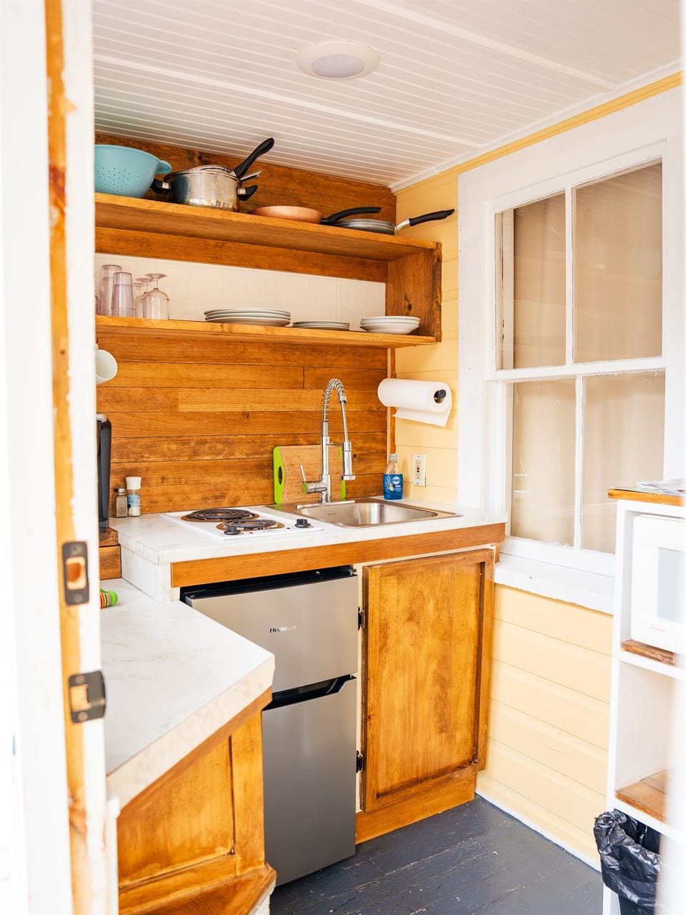 Kitchenette w/ dorm size refrigerator