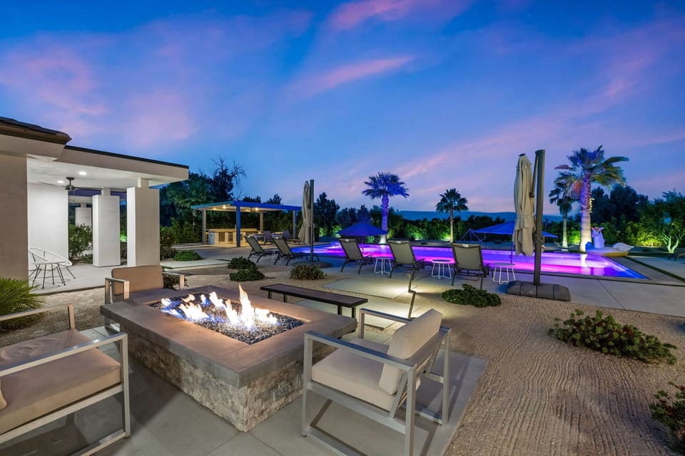 Sit by 2 outdoor Firepits and Enjoy the stars, enjoy some smores